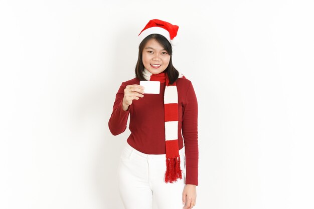 Met lege creditcard van mooie Aziatische vrouw met rode coltrui en kerstmuts