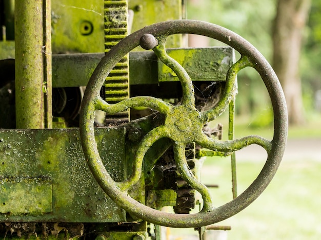 Met mos bedekte landbouwmachines met handvat