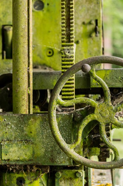 Met mos bedekte landbouwmachines met handvat