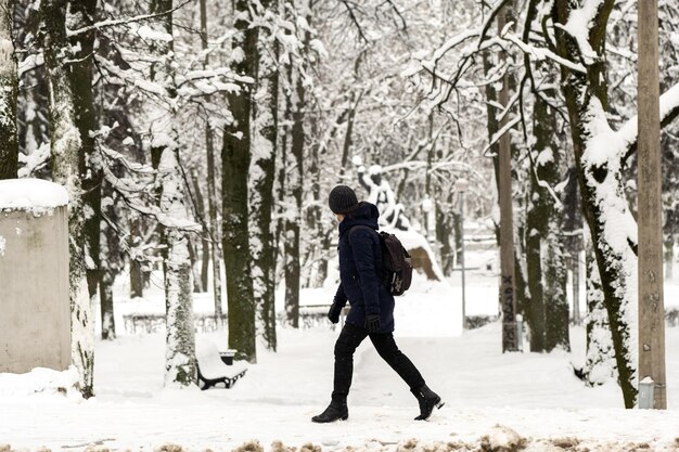 Met sneeuw bedekt park in het centrum van minsk. wit-rusland, oost-europa