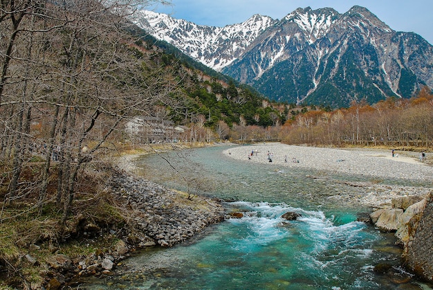 Met sneeuw bedekte bergen op de achtergrond en helder meer in de winterscène in kamikochi, japan