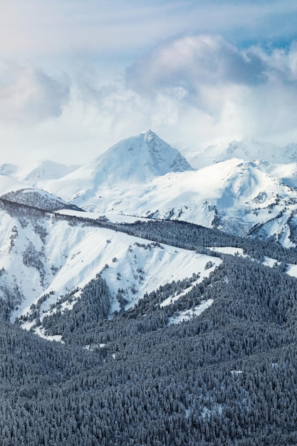 Met sneeuw bedekte bergtoppen in de wolken