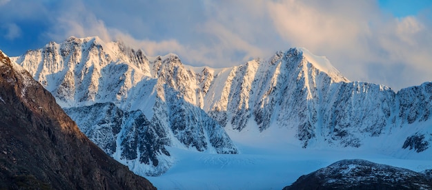 Met sneeuw bedekte bergtoppen in het ochtendlicht