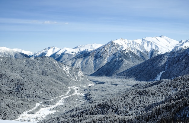 Met sneeuw bedekte bergtoppen