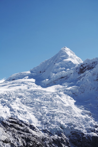 Met sneeuw bedekte hoge berg Cordillera