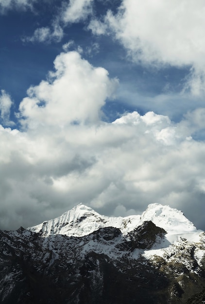 Met sneeuw bedekte hoge cordillera-berg en wolken