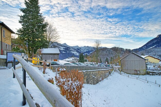 Met sneeuw bedekte stad Gruyeres in Zwitserland, beroemd landbouw- en Gruyere-kaasmakerijgebied, op een mooie winterdag