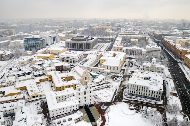 Met sneeuw bedekte stadscentrum van Minsk vanaf een hoogte. De bovenstad. Wit-Rusland, Oost-Europa