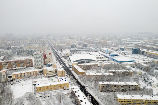 Met sneeuw bedekte stadscentrum van Minsk vanaf een hoogte. Wit-Rusland, Oost-Europa