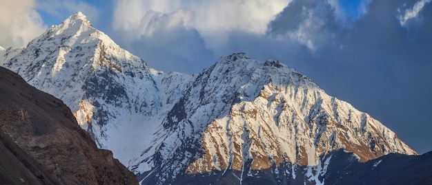 Met sneeuw bedekte toppen van het hindu-kush-gebergte. wakhan corridor, op de grens van tadzjikistan en afghanistan