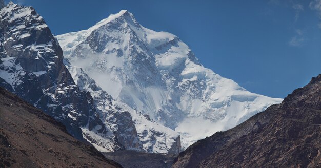 Met sneeuw bedekte toppen van het Hindu-Kush-gebergte