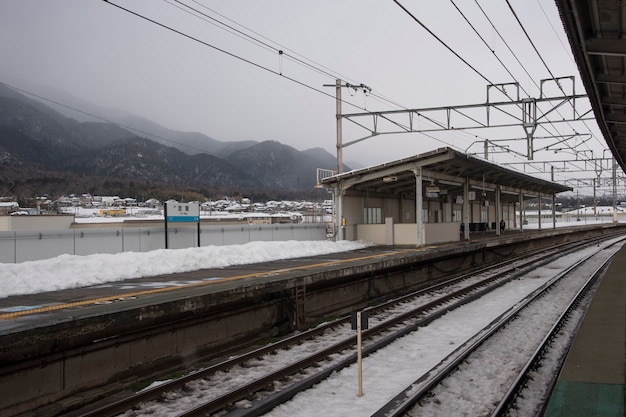 Met sneeuw bedekte treinstation in de winter