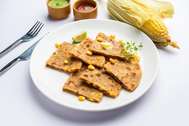 Met suikermaïs gevulde paratha of parotha geserveerd in een bord Indiaas flatbread recept gemaakt makai