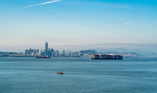 Met uitzicht op de skyline van de kustlijn van qingdao city