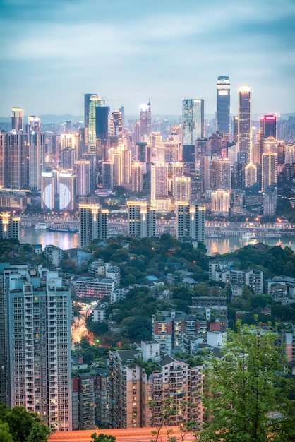 Met uitzicht op het nachtzicht van moderne gebouwen in het financiële centrum van Chongqing