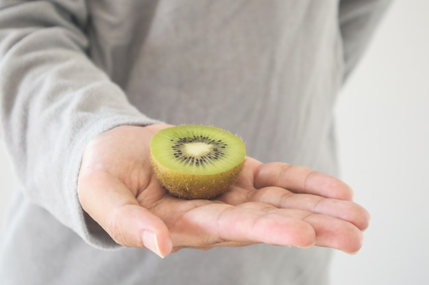 Met vers kiwifruit op handen