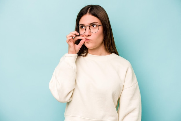 Met vingers op de lippen een geheim bewaren