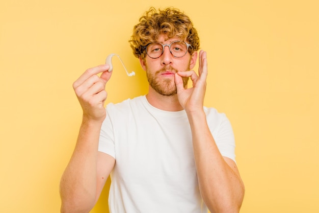 Met vingers op de lippen een geheim bewaren