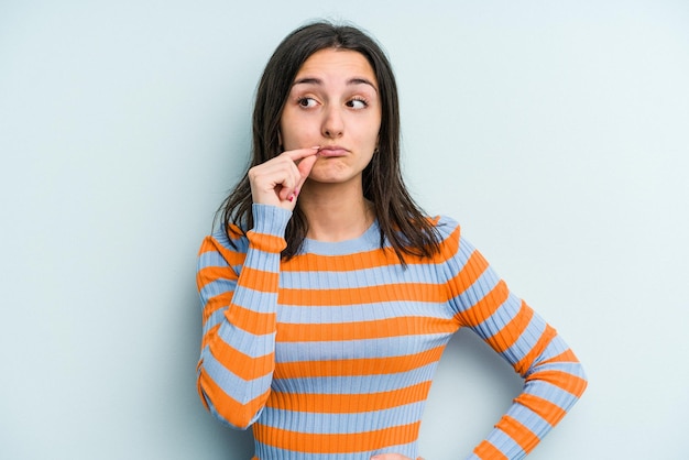 Met vingers op de lippen een geheim bewaren