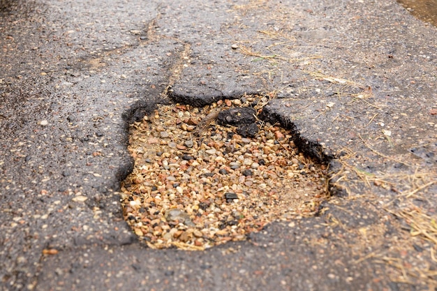 Met water gevuld gat in de weg