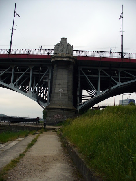 metaal en ijzer constructie van de brug in Warschau Polen Europa over de rivier Old