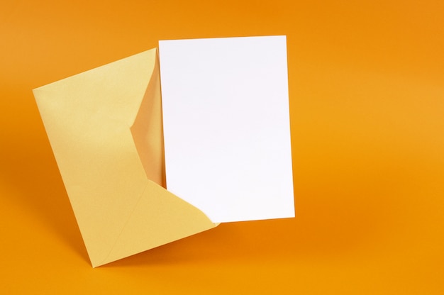 Metaal gouden envelop met lege berichtkaart of uitnodiging