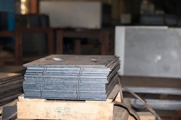 Metaalplaten en vormstukken in de werkplaats van een metallurgische fabriek of een metaalbewerkingsbedrijf