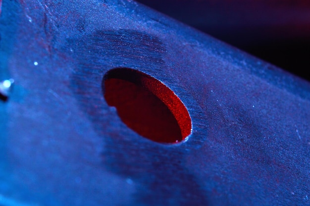 Metaalschroot Macro verlicht in rood en blauw