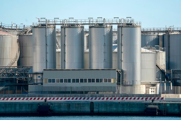 Metaalsilo's op lichtblauwe hemel