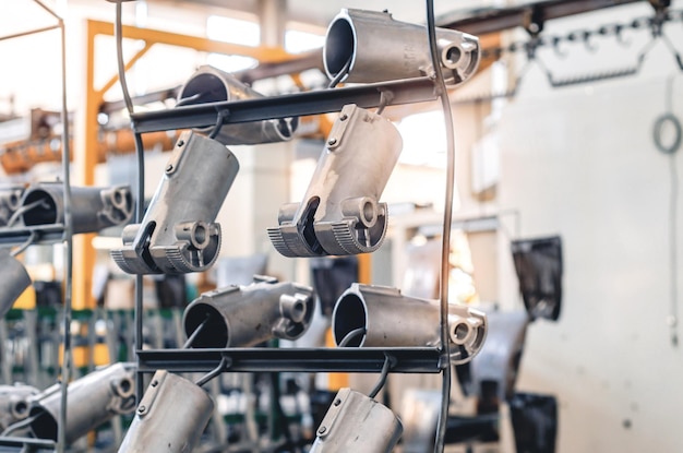 Foto metaalstalen industriële hangers welke gebruikt worden voor het ophangen van onderdelen van industriële productie