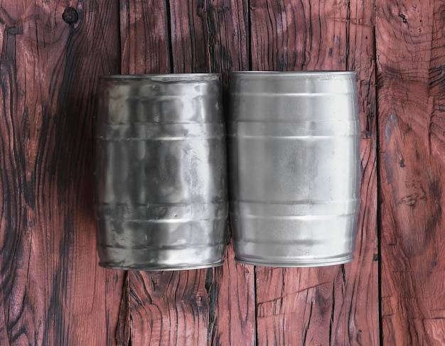 Photo metal beer barrel on wooden background