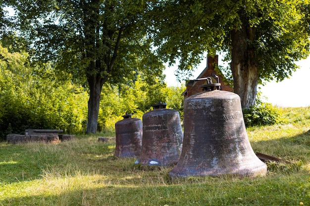 Foto campane di metallo che si trovano nel parco