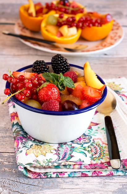 Photo metal bowl of fresh fruit and berries