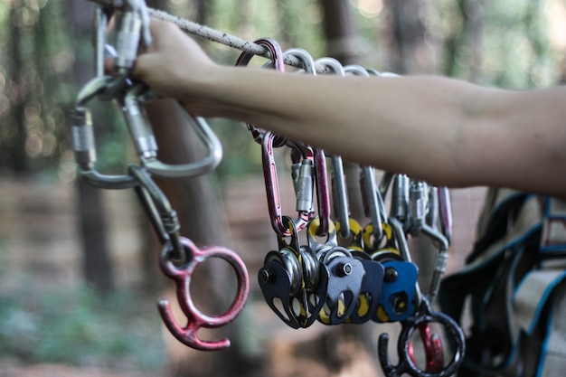 Metal brackets and attaching to the cable car