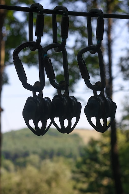 Photo metal brackets and attaching to the cable car