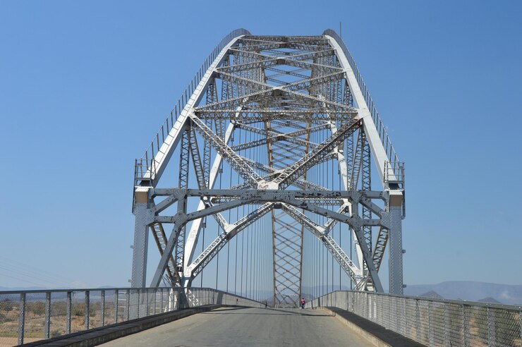 Photo 明るい青い空に逆らう金属の橋