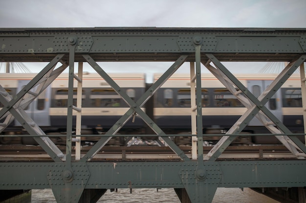 Foto ponte di metallo contro il cielo