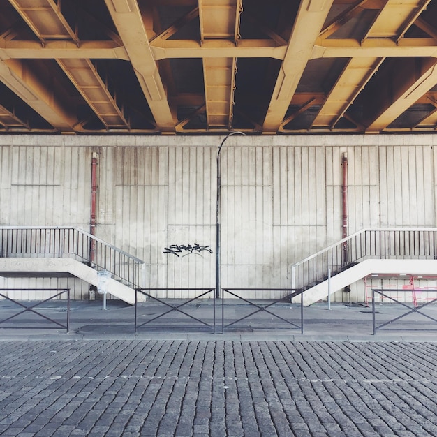 Photo metal bridge over railroad tracks