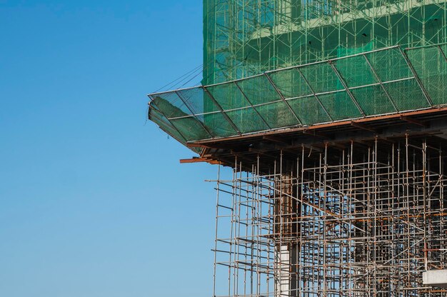 Фото Металлоконструкции недостроенного здания на строительстве многоскладского здания