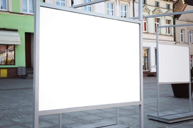 Foto costruzione metallica con cartelloni pubblicitari vuoti sulla piazza della città mockup per la progettazione