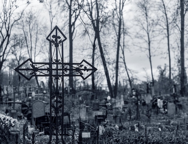 Фото Металлический крест на кладбище старое жуткое кладбище