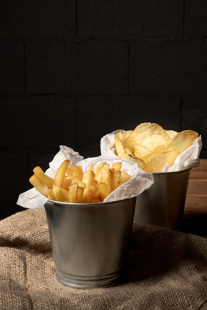 Foto tazze di metallo con patatine fritte e patatine fritte