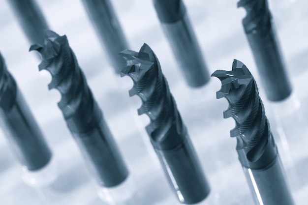 Foto punta da taglio per metallo concetto di ingegneria industriale con rivestimento ticn in carbonitruro di titanio