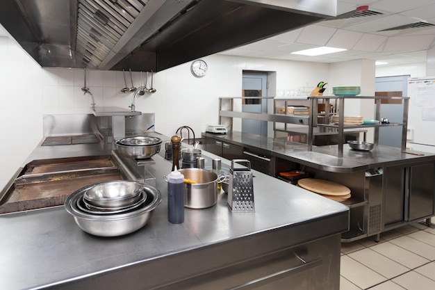 Photo metal dishes in a restaurant kitchen