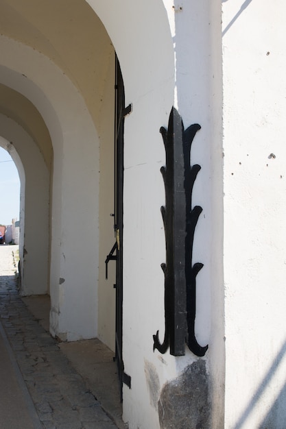 Metal element on the corner of the arch 