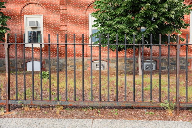 Photo a metal fence on the streets symbolizing division confinement and societal boundaries representin