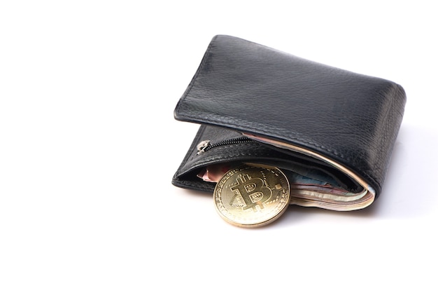 Bitcoin in metallo oro con portafoglio in pelle nera e denaro su sfondo bianco. vista dall'alto. affari, soldi, concetto di criptovaluta.