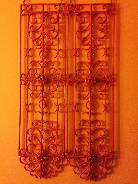 Foto griglia metallica sulla parete arancione