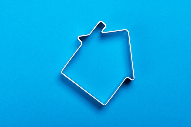 Photo metal house standing on a blue surface