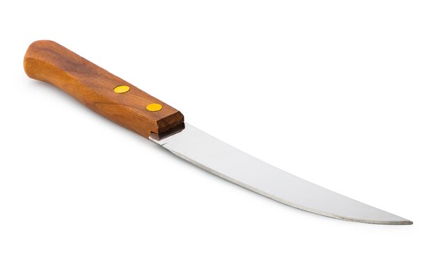 Coltello da cucina in metallo con manico in legno isolato su bianco